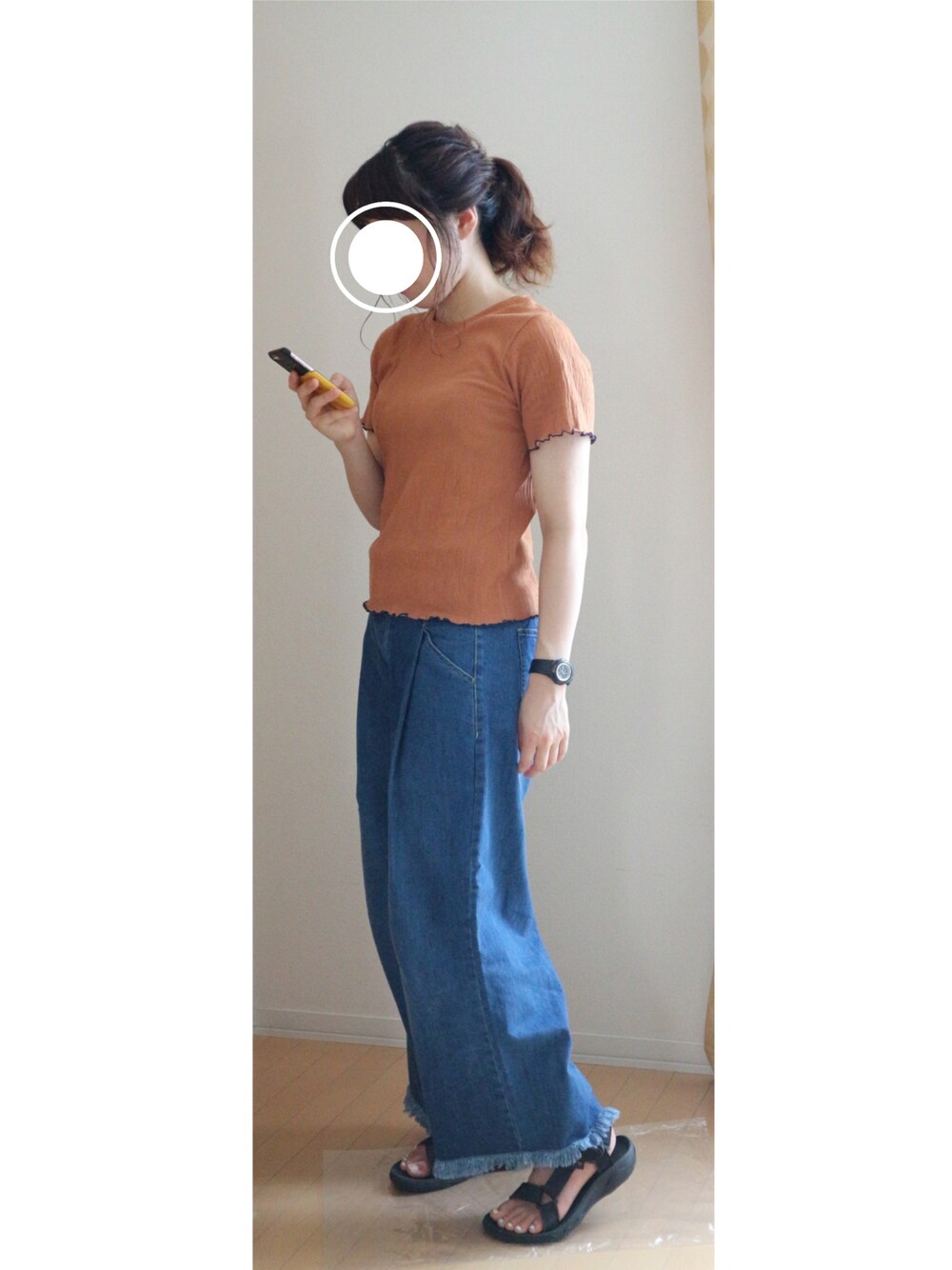 オレンジ系のTシャツ/カットソー、ブルー系のデニムパンツ、ブラック系のサンダルを着用したレディースの夏コーディネートの1枚目の写真