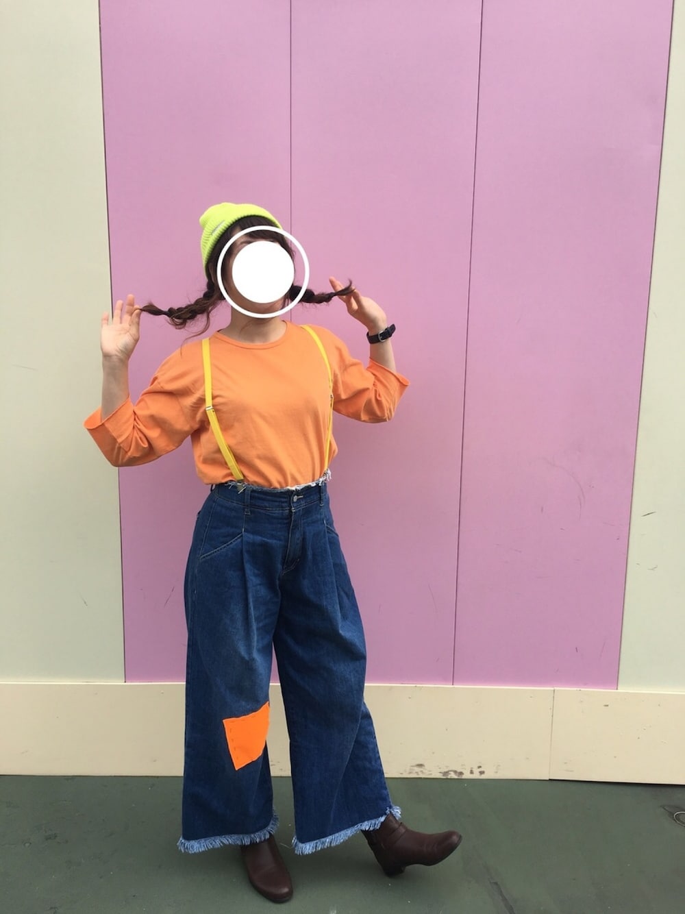 オレンジ系のTシャツ/カットソー、ブルー系のデニムパンツ、ブラウン系のブーツを着用したレディースの秋コーディネートの1枚目の写真