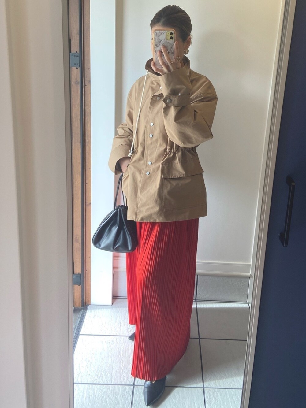 「マウンテンジャケット、ベージュ、TODAYFUL、赤パンツ、ベージュ×赤、GU、プチプラ」｜「TODAYFULのマウンテンナイロンジャケット（ナイロンジャケット、ベージュ系）」を使った、𝑒𝑟𝑖𝑐𝑎さん（レディース・157cm）の冬コーディネートの1枚目の写真
