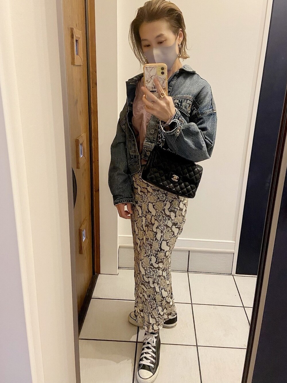 「Gジャン、パイソン柄、パイソン柄スカート、コンバース ハイカット、TODAYFUL、chanel」｜「TODAYFULのTODAYFUL(トゥディフル) ''Cuffstrap Denim JK''／デニムジャケット／11820103（デニムジャケット、ブルー系）」を使った、𝑒𝑟𝑖𝑐𝑎さん（レディース・157cm）の秋コーディネートの1枚目の写真