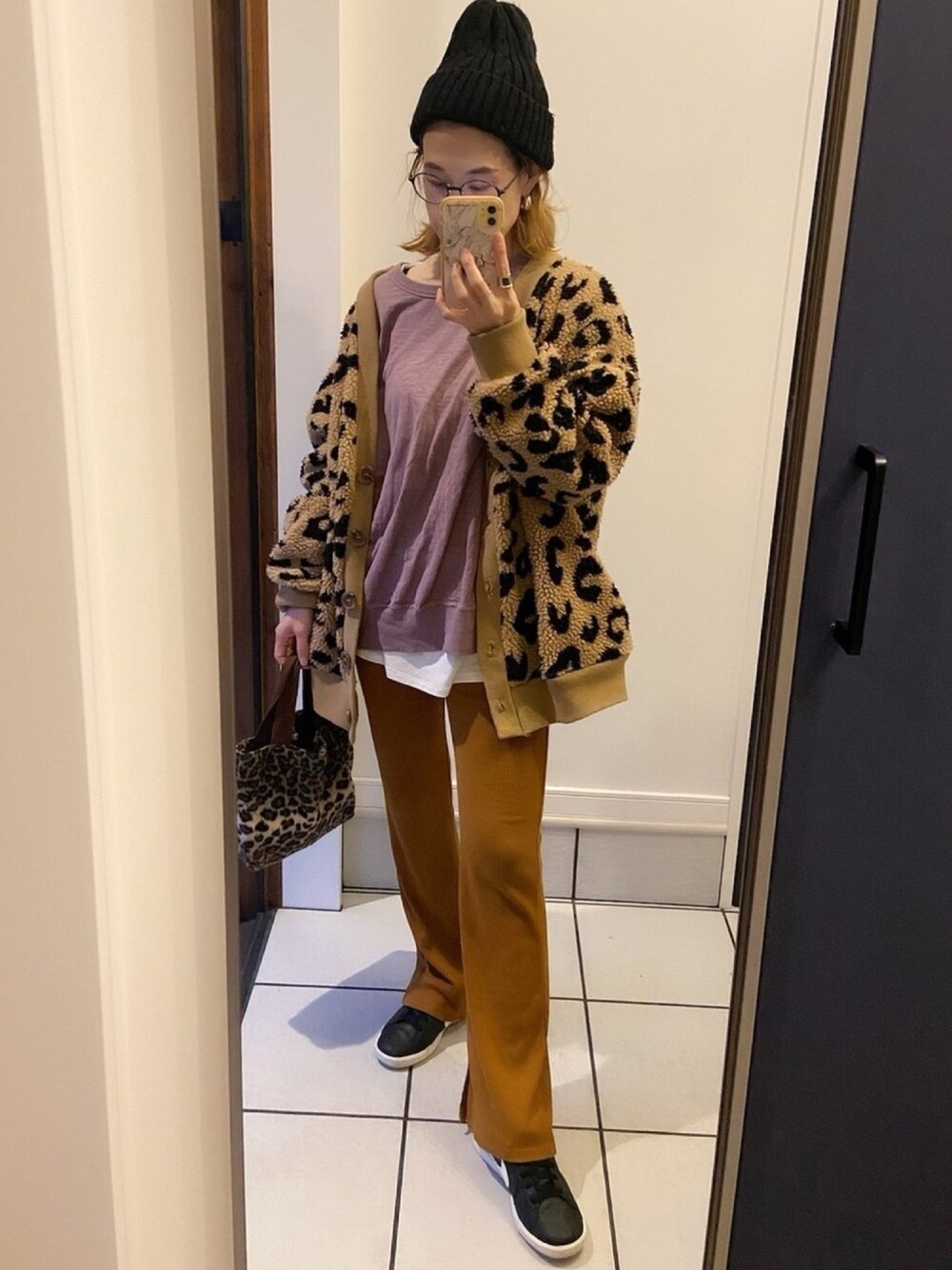 「ゆるコーデ、茶色コーデ、ひょう柄、カーディガン、リブパンツ、メガネ女子、丸メガネ、ニット帽、チョコ色に染まれ」｜「TODAYFULのスラブコットンロンT（Tシャツ/カットソー、パープル系）」を使った、𝑒𝑟𝑖𝑐𝑎さん（レディース・157cm）の冬コーディネートの1枚目の写真
