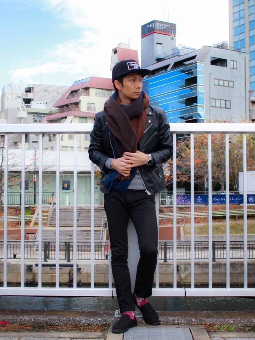 ブラック系のライダースジャケット、ブラック系のその他パンツ、ブラック系のスリッポンを着用したメンズの冬コーディネートの1枚目の写真