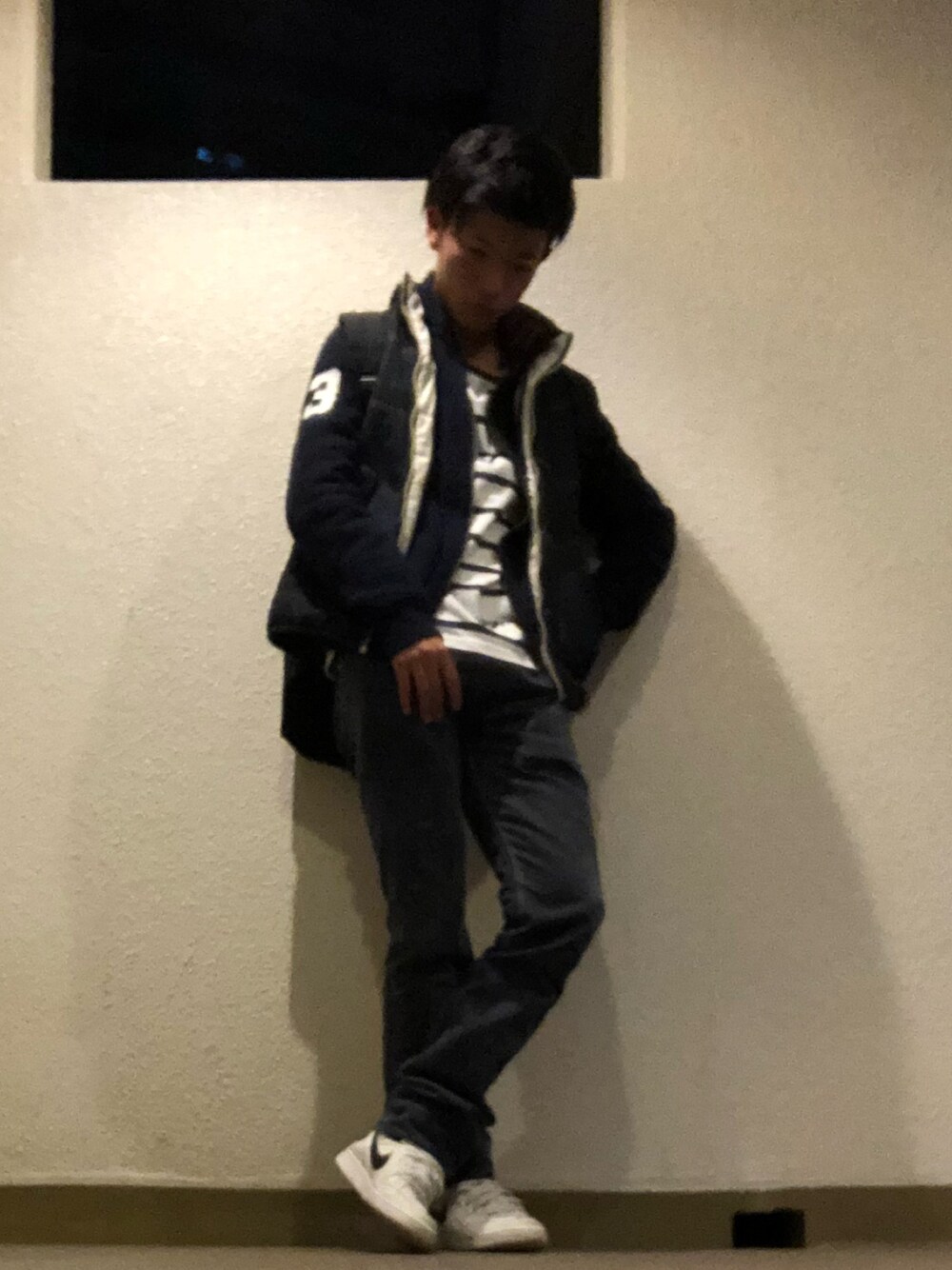 ホワイト系のスニーカー、その他のデニムパンツ、その他のパーカーを着用したメンズの秋コーディネートの1枚目の写真