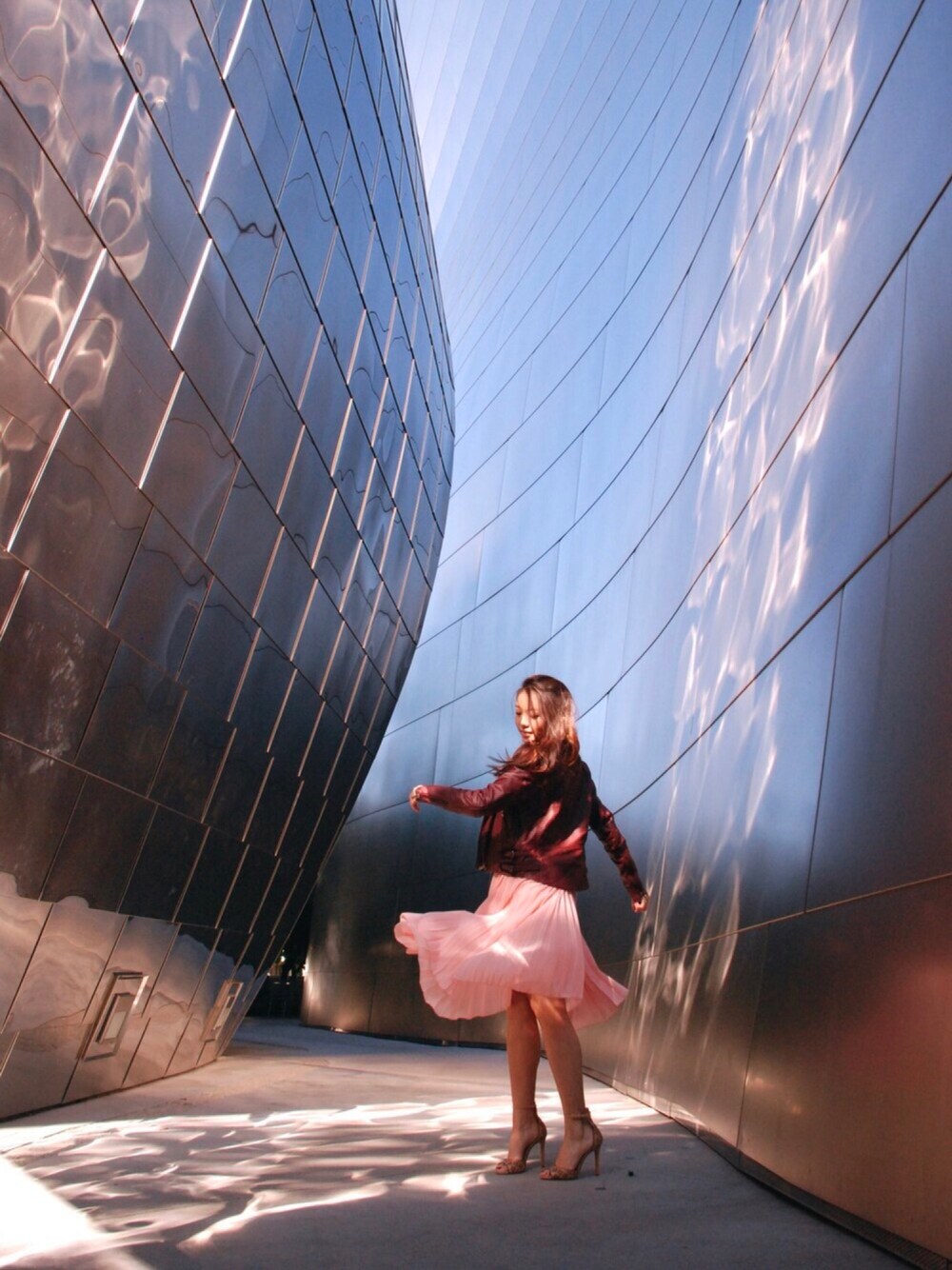 「skirt、pleated skirt、pink、leather jacket、feminine、pretty、Cute、holiday」｜「super trashのアイテム（ムートンコート、レッド系）」を使った、SKさん（レディース・168cm）の冬コーディネートの1枚目の写真