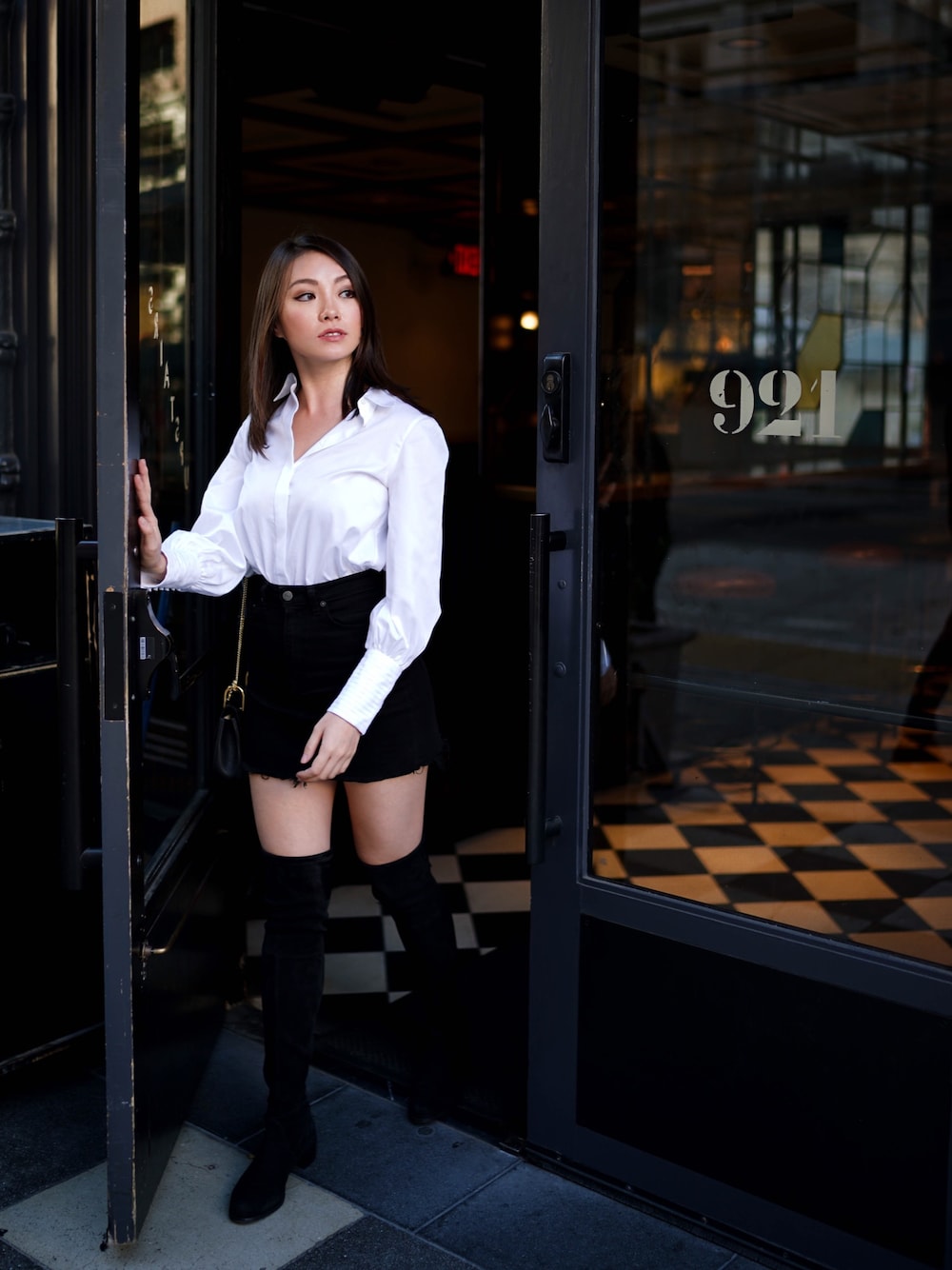 「white shirt、sustainablefashion、classic、blackskirt、whitebuttondown、白襯衫、leather、overthekneeboots」｜「FrameのFRAME Striped Shirt（トップス、ブルー系）」を使った、SKさん（レディース・168cm）の秋コーディネートの1枚目の写真