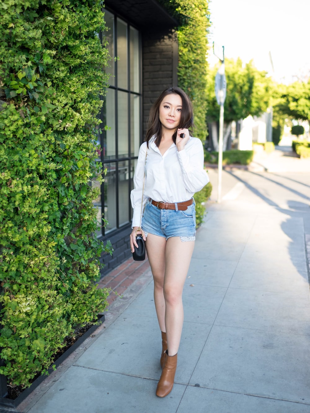 「sustainablefashion、white、fall、fallstyle、oversize、denim、ankle boots」｜「FrameのFRAME Striped Shirt（トップス、ブルー系）」を使った、SKさん（レディース・168cm）の秋コーディネートの1枚目の写真