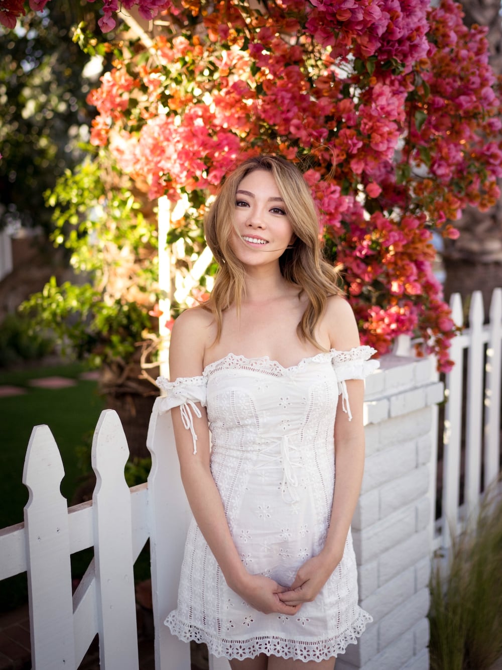 「offshoulder、white、summer style、lace dress、littlewhitedress、corset」｜「For Love & LemonsのFor Love & Lemons Anabella Eyelet Lace Up Dress（ワンピース、ホワイト系）」を使った、SKさん（レディース・168cm）の春コーディネートの1枚目の写真