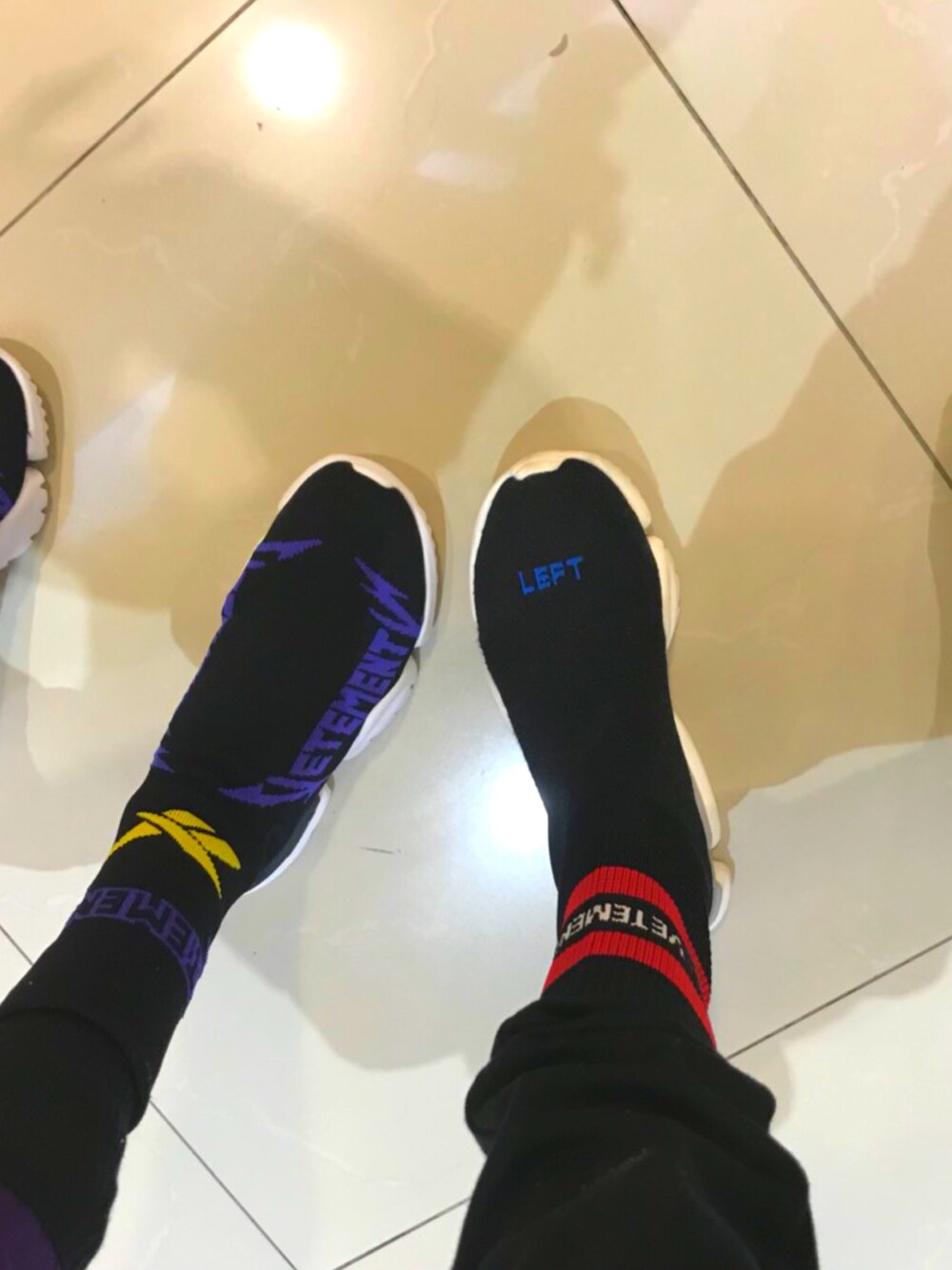 「vetements reebok、reebok、お洒落さんとつながりたい」｜「VETEMENTSのアイテム（その他シューズ、ブラック系）」を使った、SHOUTAさん（メンズ・170cm）の冬コーディネートの1枚目の写真