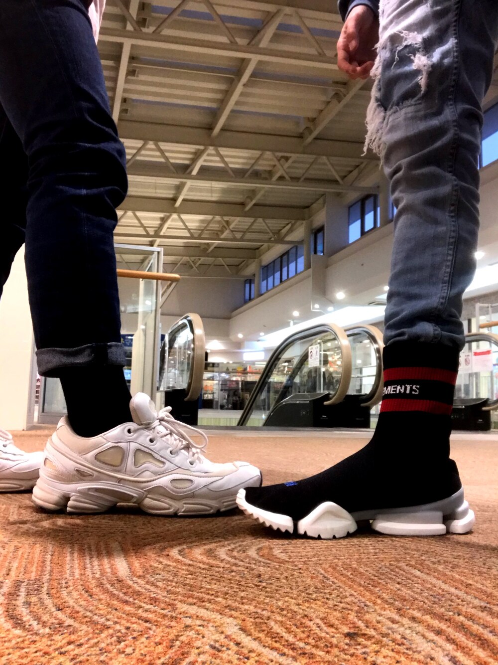 「vetements、RAF SIMONS、いいね、save、フォローお願いします🤑、ストリート、お洒落さんとつながりたい、いいね返し」｜「VETEMENTSのアイテム（その他シューズ、ブラック系）」を使った、SHOUTAさん（メンズ・170cm）の冬コーディネートの1枚目の写真