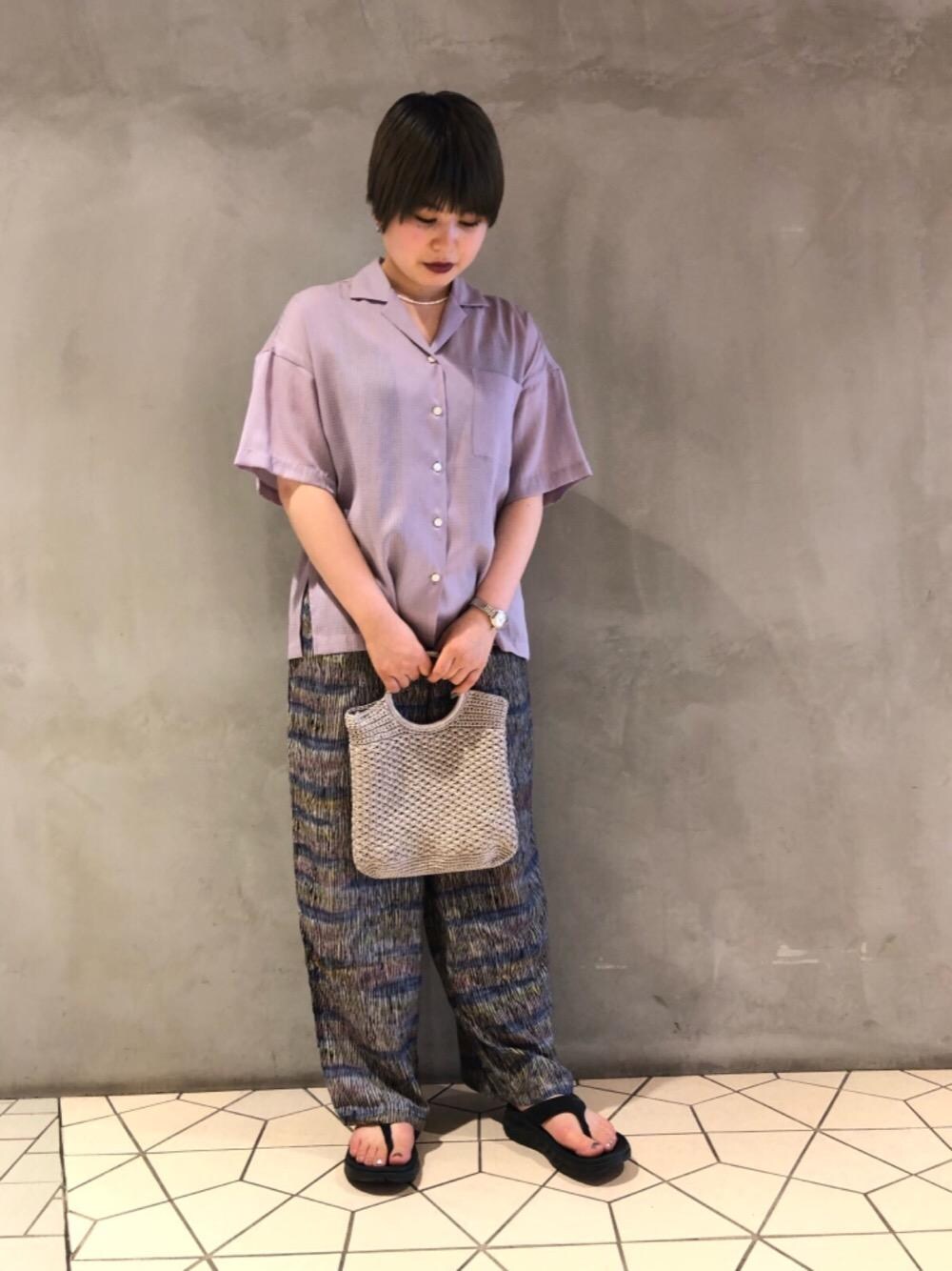 ブラック系のサンダル、グレー系のハンドバッグ、パープル系のシャツ/ブラウスを着用したレディースの夏コーディネートの1枚目の写真