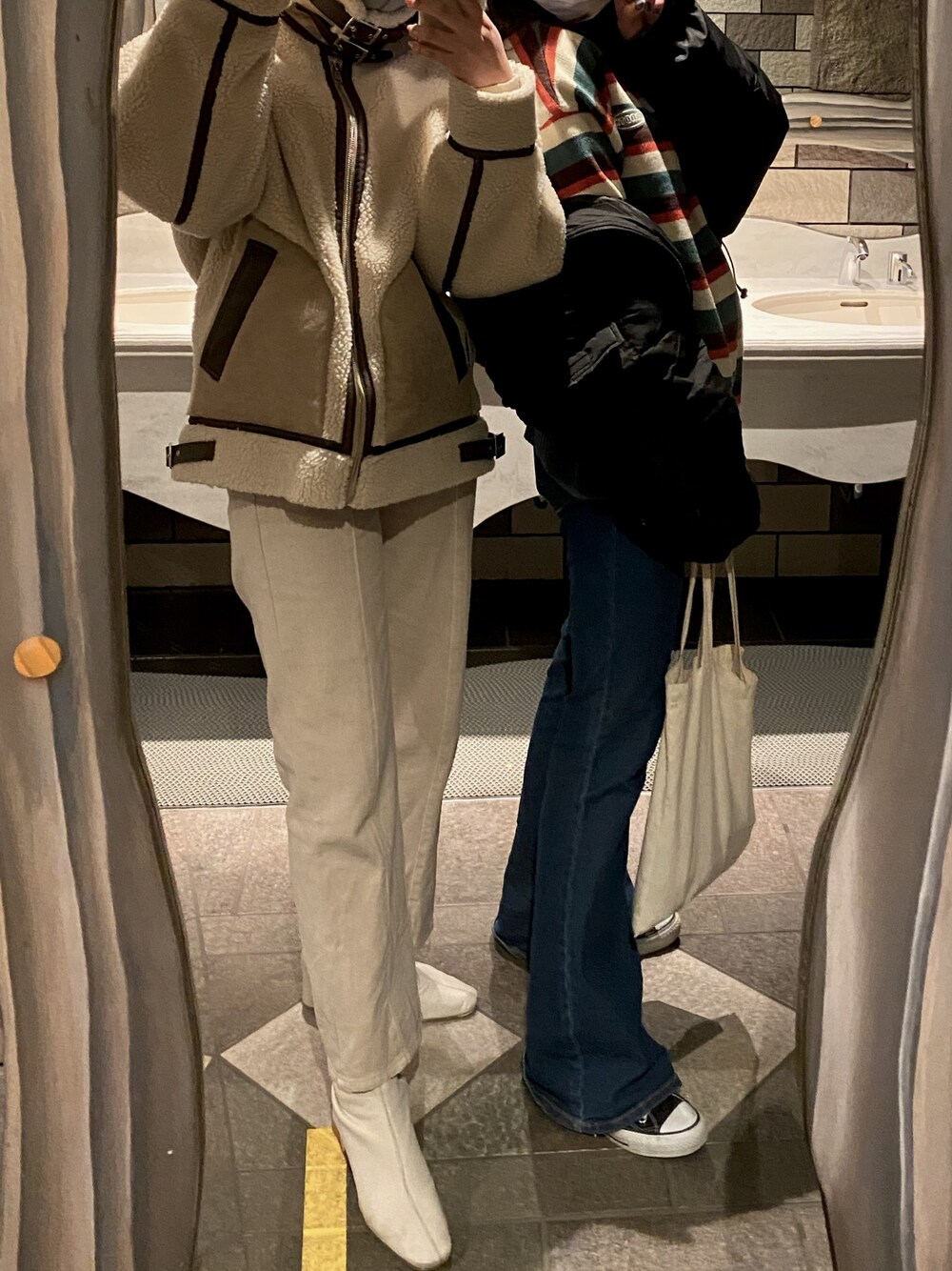 ブラック系のダウンジャケット/コート、その他のニット/セーター、ブルー系のデニムパンツを着用したレディースの冬コーディネートの1枚目の写真