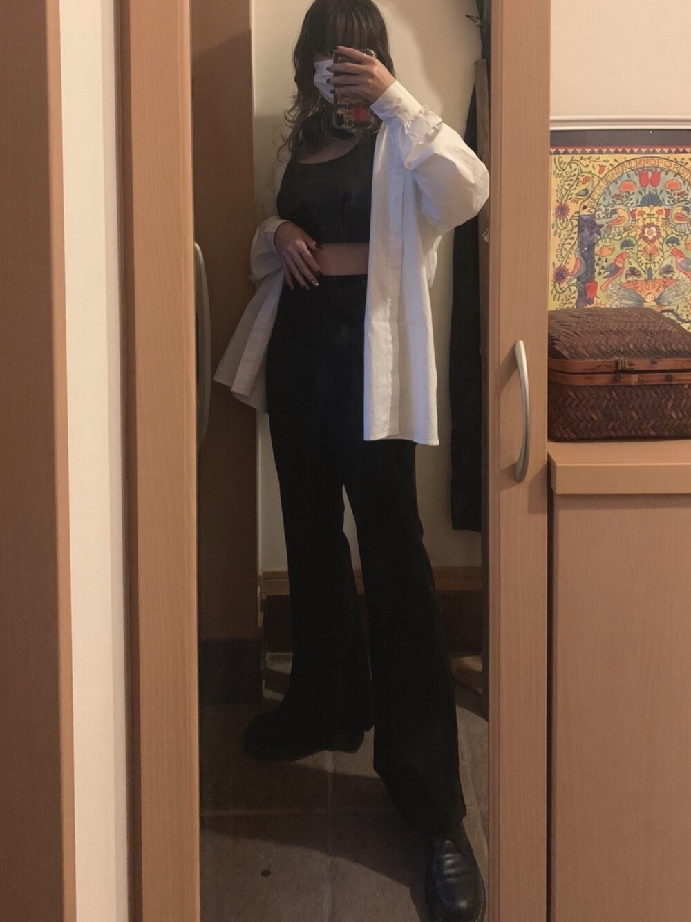 「モード、おしゃれさんと繋がりたい、休日スタイル、オトナカワイイ、モノトーンコーデ、オーバーサイズ、ストリート、シンプルコーデ、シャツ/ブラウス、ヘッドホン」｜「Dr. Martensのアイテム（ブーツ、ブラック系）」を使った、🌐さん（レディース・165cm）の春コーディネートの1枚目の写真