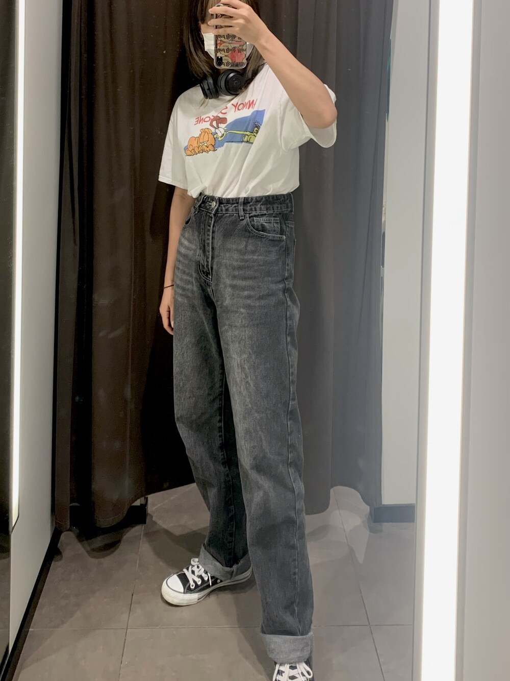 「シンプルコーデ、休日スタイル、メンズライク、ストリート、ヘッドホン、ootd、デニムパンツ、おしゃれさんと繋がりたい、夏、ブラック」｜「FRUIT OF THE LOOMのアイテム（Tシャツ/カットソー、ホワイト系）」を使った、🌐さん（レディース・165cm）の春コーディネートの1枚目の写真