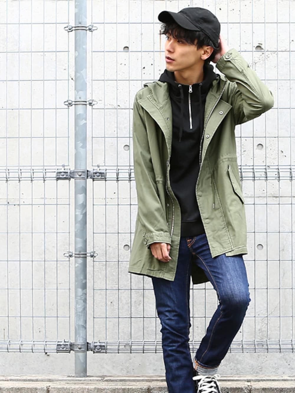 「モッズコート、ミリタリー、converse、ストリート、ミリタリージャケット、アースカラー、春アウター、春コーデ、ストリートカジュアル、improves」｜「improvesのストレッチモッズコート（モッズコート、グリーン系）」を使った、improves_officialさん（メンズ・178cm）の春コーディネートの1枚目の写真