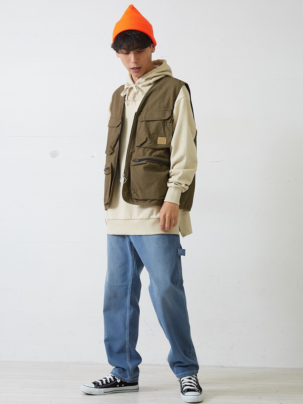 「ニット帽、パーカー、ストリート、carhartt、90'sスタイル、improves、ツールベスト」｜「improvesのテーパードぺインターパンツ（デニムパンツ、ブルー系）」を使った、improves_officialさん（メンズ・178cm）の秋コーディネートの1枚目の写真