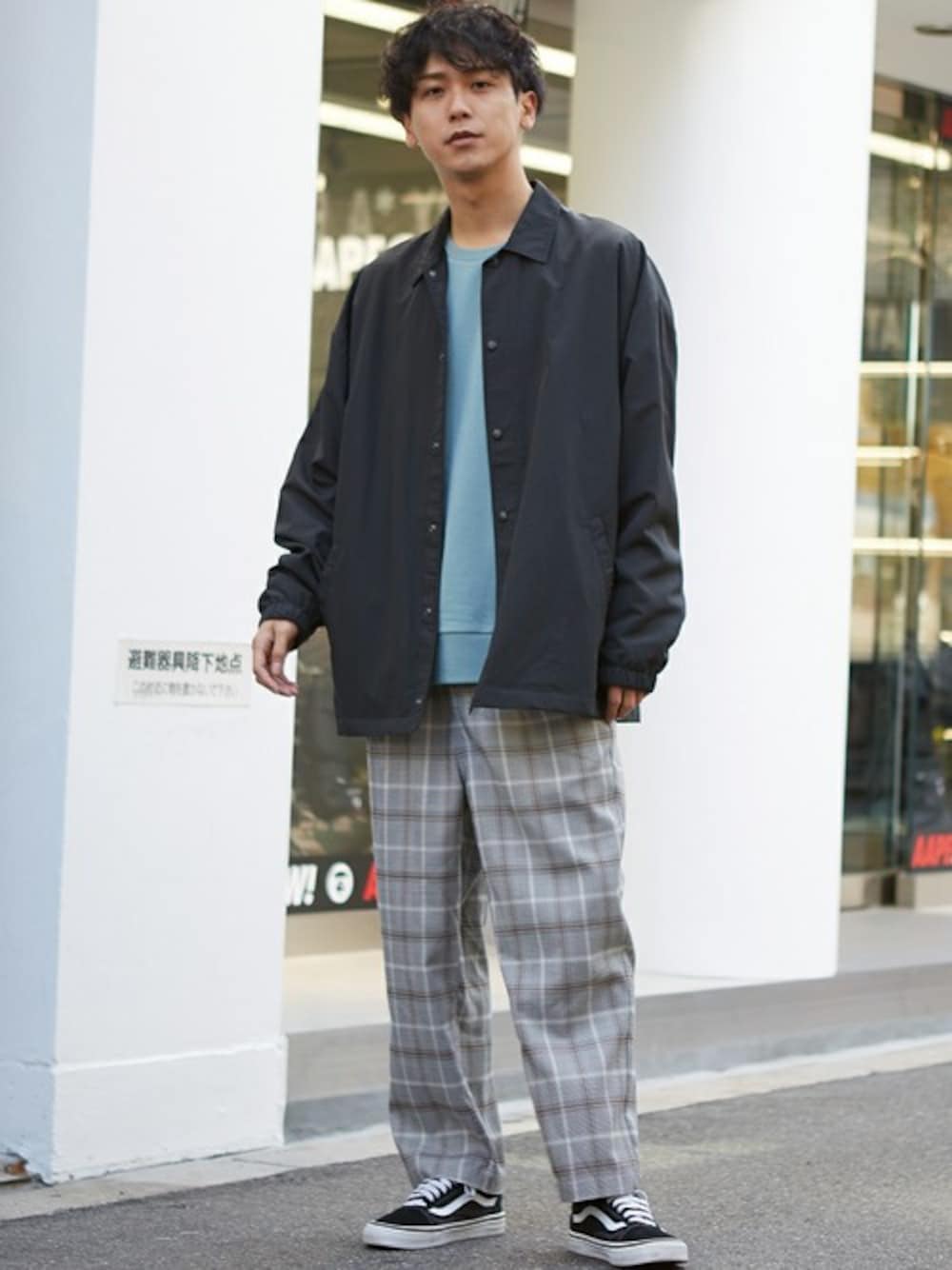 「ストリート、トレーナー、コーチジャケット、ワイドパンツ、チェックパンツ、ゆるコーデ、おしゃれさんと繋がりたい、improves」｜「improvesのナイロンコーチジャケット（ナイロンジャケット、ブラック系）」を使った、improves_officialさん（メンズ・178cm）の冬コーディネートの1枚目の写真
