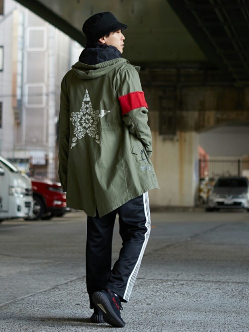 「モッズコート、パーカー、ストリート、ハット、ジャージ、スポーツミックス、バックプリント、ラインパンツ、おしゃれさんと繋がりたい、improves」｜「improvesのストレッチプリントモッズコート（モッズコート、グリーン系）」を使った、improves_officialさん（メンズ・178cm）の冬コーディネートの1枚目の写真