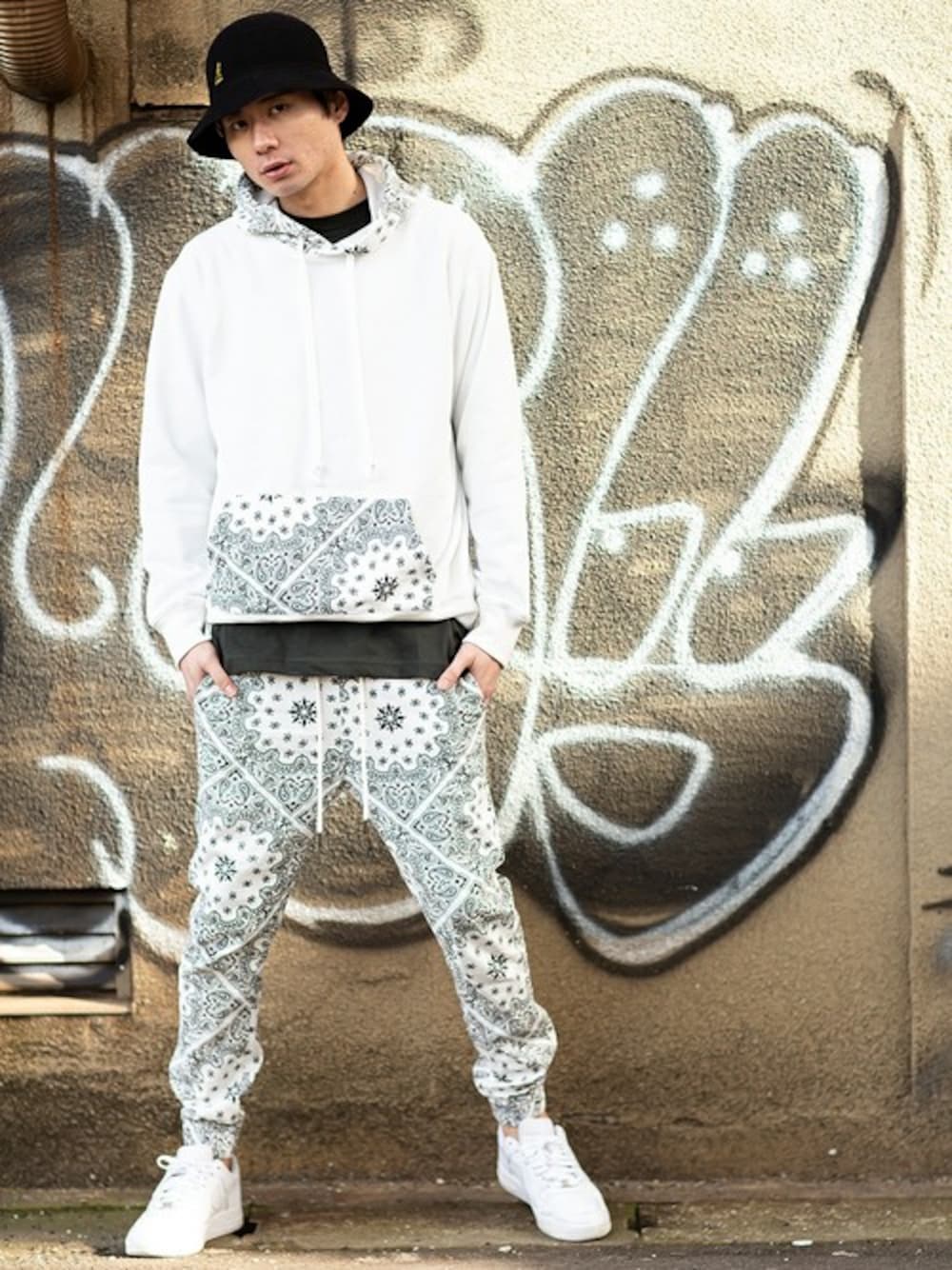 ホワイト系のその他パンツ、ホワイト系のパーカーを着用したメンズの春コーディネートの1枚目の写真