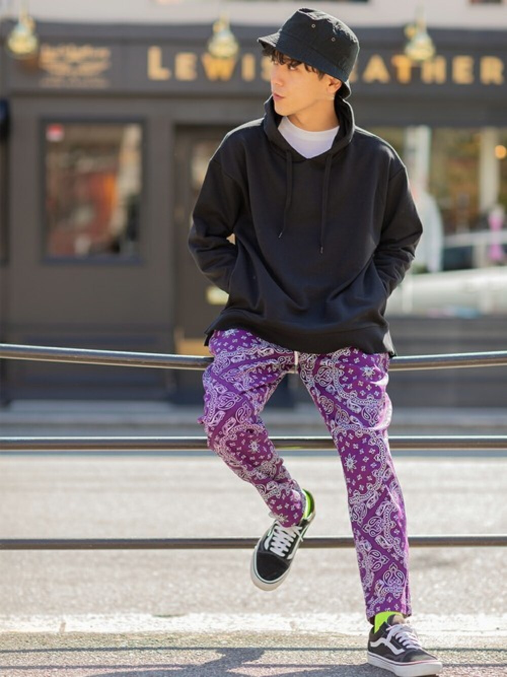 「VANS、パーカー、ストリート、ハット、オーバーサイズ、プチプラ、ゆるコーデ、おしゃれさんと繋がりたい、シェフパンツ、improves」｜「improvesのバンダナ柄シェフパンツ（その他パンツ、パープル系）」を使った、improves_officialさん（メンズ・178cm）の春コーディネートの1枚目の写真