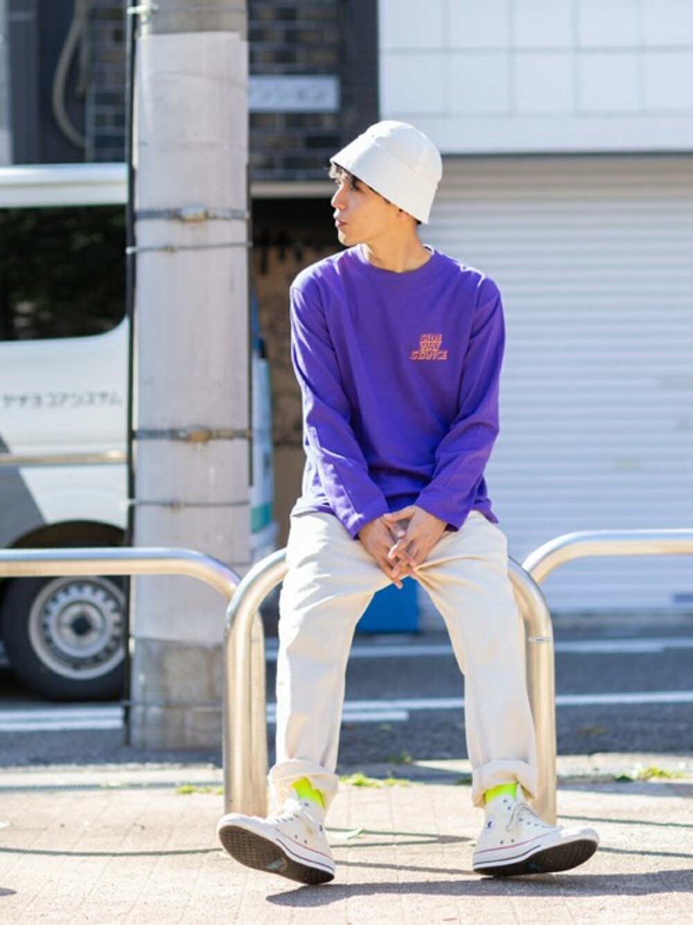 「コンバース、ストリート、ハット、ロンT、ハイカットスニーカー、白パンツ、バケットハット、韓国ファッション、おしゃれさんと繋がりたい、improves」｜「improvesのグラフィックプリントロンT（Tシャツ/カットソー、パープル系）」を使った、improves_officialさん（メンズ・178cm）の春コーディネートの1枚目の写真