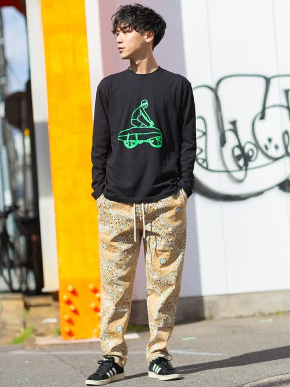 ブラック系のTシャツ/カットソー、ベージュ系のその他パンツを着用したメンズの春コーディネートの1枚目の写真