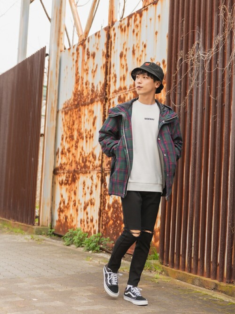 「マウンテンパーカー、スキニーパンツ、ストリート、チェック柄、スニーカーコーデ、バケットハット、韓国ファッション、TOYMACHINE、おしゃれさんと繋がりたい、improves」｜「improvesのクレイジーチェックマウンテンパーカー（マウンテンパーカー、グリーン系）」を使った、improves_officialさん（メンズ・178cm）の春コーディネートの1枚目の写真