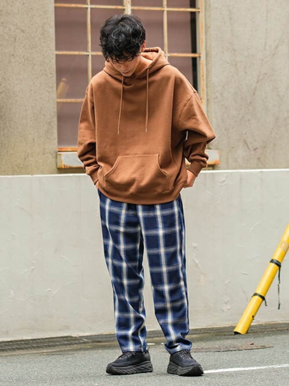 「スウェット、ビッグシルエット、パーカー、ストリート、チェック柄、ブラウン、おしゃれさんと繋がりたい、シェフパンツ、improves、秋のカフェオレコーデ」｜「improvesのくすみカラー 8色展開 ヘビーウエイト オーバーサイズ ビッグ 裏起毛 スウェット プルパーカー（パーカー、ブラウン系）」を使った、improves_officialさん（メンズ・178cm）の秋コーディネートの1枚目の写真
