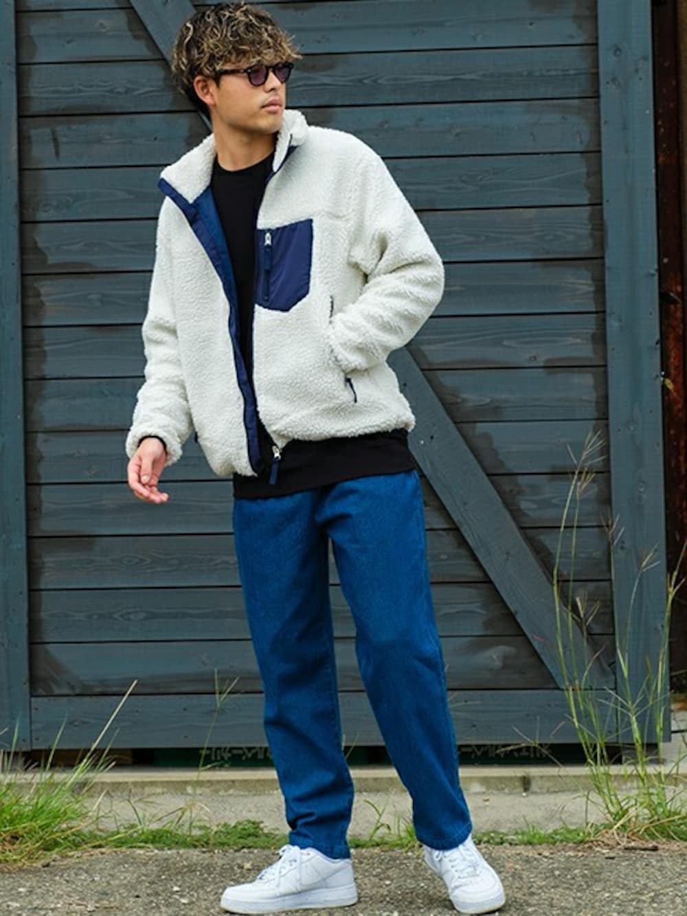 「スウェット、スニーカー、ビッグシルエット、ボア、トレーナー、大人カジュアル、休日スタイル、ボアジャケット、シェフパンツ、improves」｜「improvesのシープボア スタンドカラー ジップアップ ブルゾン（ブルゾン、ホワイト系）」を使った、improves_officialさん（メンズ・180cm）の秋コーディネートの1枚目の写真