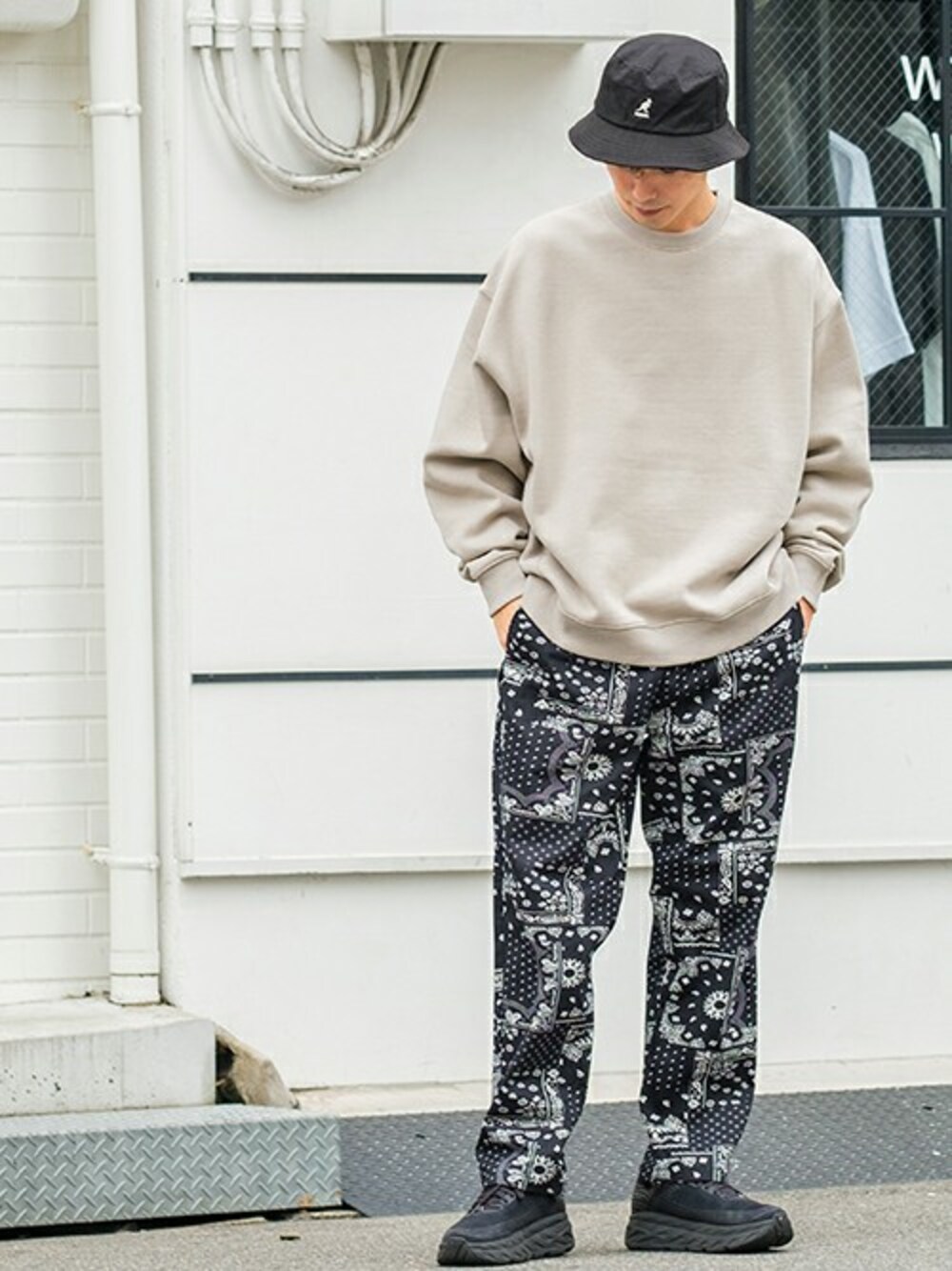 「ビッグシルエット、ストリート、トレーナー、KANGOL、バンダナ柄、バケットハット、ストカジ、おしゃれさんと繋がりたい、シェフパンツ、improves」｜「improvesのくすみカラー 8色展開 ヘビーウエイト オーバーサイズ ビッグ 裏起毛 スウェット トレーナー（スウェット、ベージュ系）」を使った、improves_officialさん（メンズ・178cm）の秋コーディネートの1枚目の写真