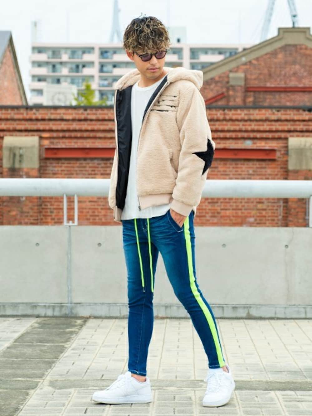 「スニーカー、デニム、パーカー、ストリート、スポーツミックス、ファージャケット、蛍光カラー、ラインパンツ、おしゃれさんと繋がりたい、improves」｜「improvesの星柄 ワッペン 刺繍 ファー ジップアップ パーカー ブルゾン（その他アウター、ベージュ系）」を使った、improves_officialさん（メンズ・178cm）の秋コーディネートの1枚目の写真
