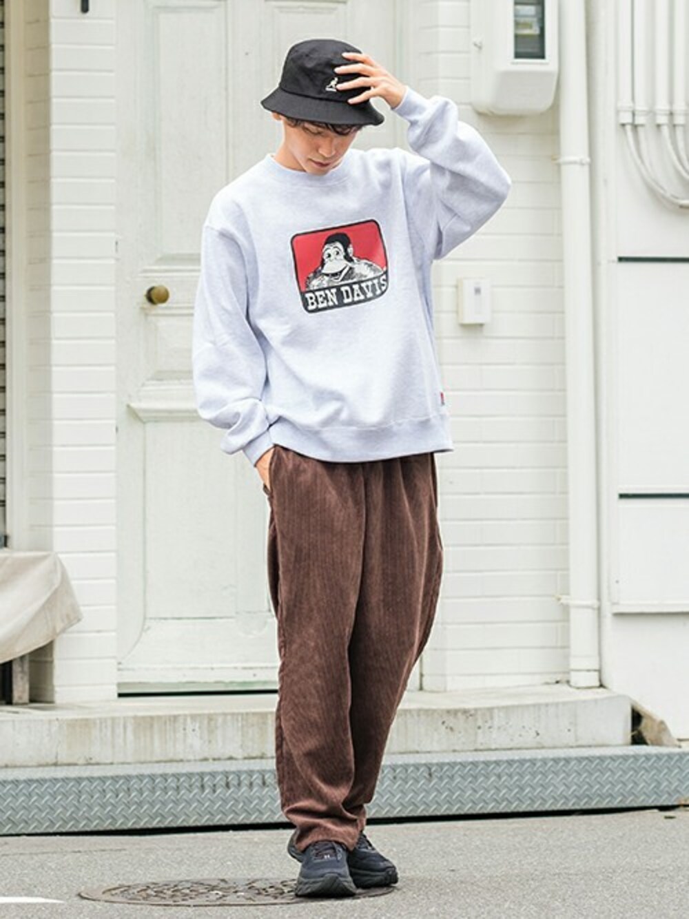「ストリート、トレーナー、コーデュロイパンツ、ブラウン、BEN DAVIS、KANGOL、バケットハット、ゆるコーデ、おしゃれさんと繋がりたい、improves」｜「improvesの14パターン イージー テーパード シェフパンツ クックパンツ コーデュロイ ストライプ デニム チェック ペイズリー セットアップ（その他パンツ、ブラウン系）」を使った、improves_officialさん（メンズ・178cm）の秋コーディネートの1枚目の写真