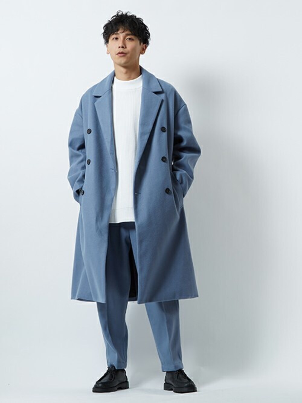 「テーパードパンツ、セットアップ、トレンチコート、ブルー、冬コーデ、白ニット、きれいめカジュアル、ゆるコーデ、おしゃれさんと繋がりたい、improves」｜「improvesのウールタッチ オーバーサイズ トレンチ ラップコート セットアップ対応（トレンチコート、ブルー系）」を使った、improves_officialさん（メンズ・178cm）の秋コーディネートの1枚目の写真