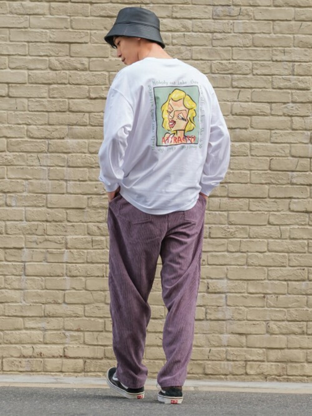 ホワイト系のTシャツ/カットソー、パープル系のその他パンツ、ブラック系のハットを着用したメンズの冬コーディネートの1枚目の写真