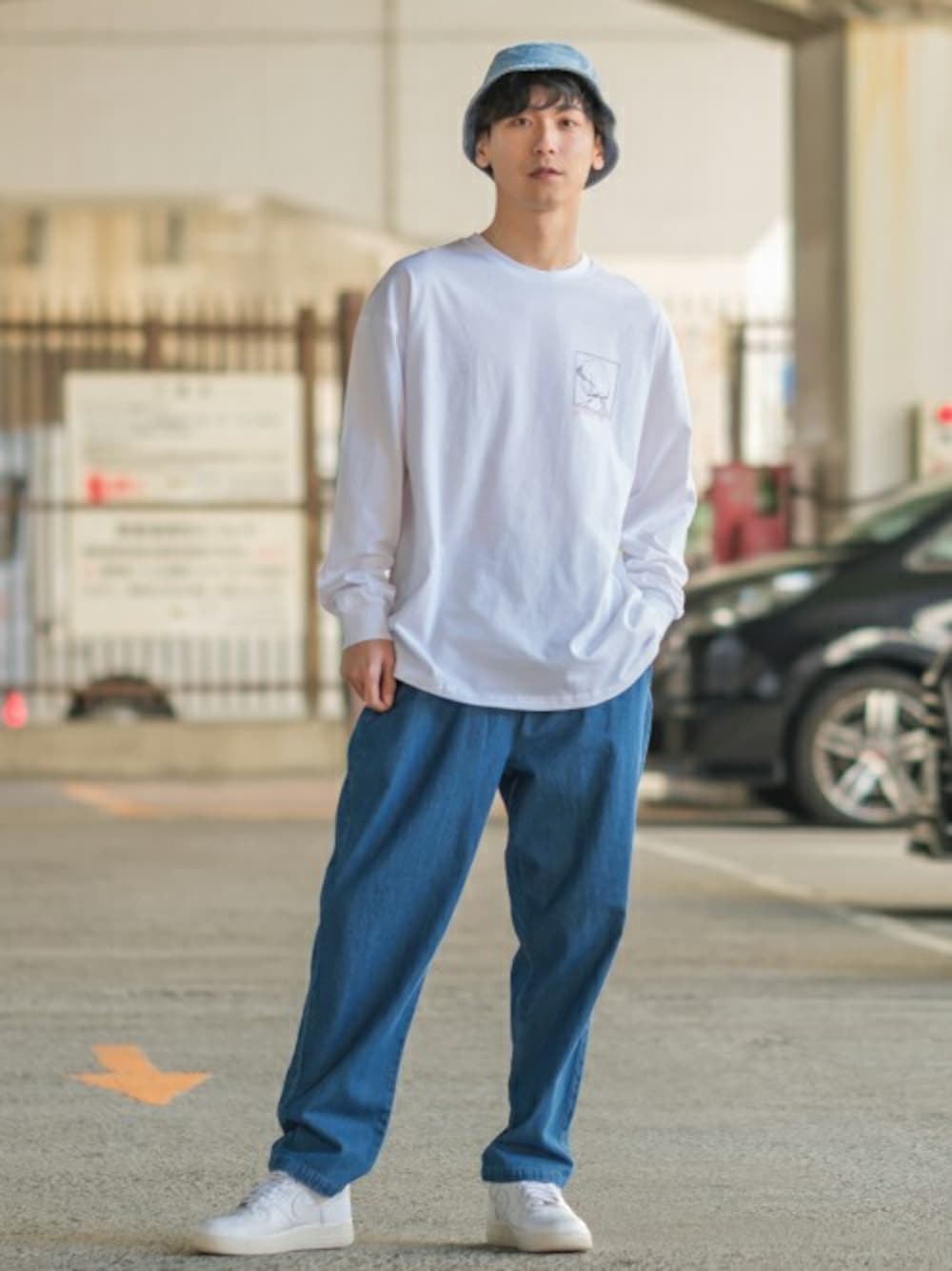 「デニム、ハット、ロンT、ワイドパンツ、プチプラ、プリントT、春夏コーデ、ゆるコーデ、シェフパンツ、improves」｜「newhattanの【NEWHATTAN】デニムバケットハット NHN1530（ハット、ブルー系）」を使った、improves_officialさん（メンズ・178cm）の春コーディネートの1枚目の写真