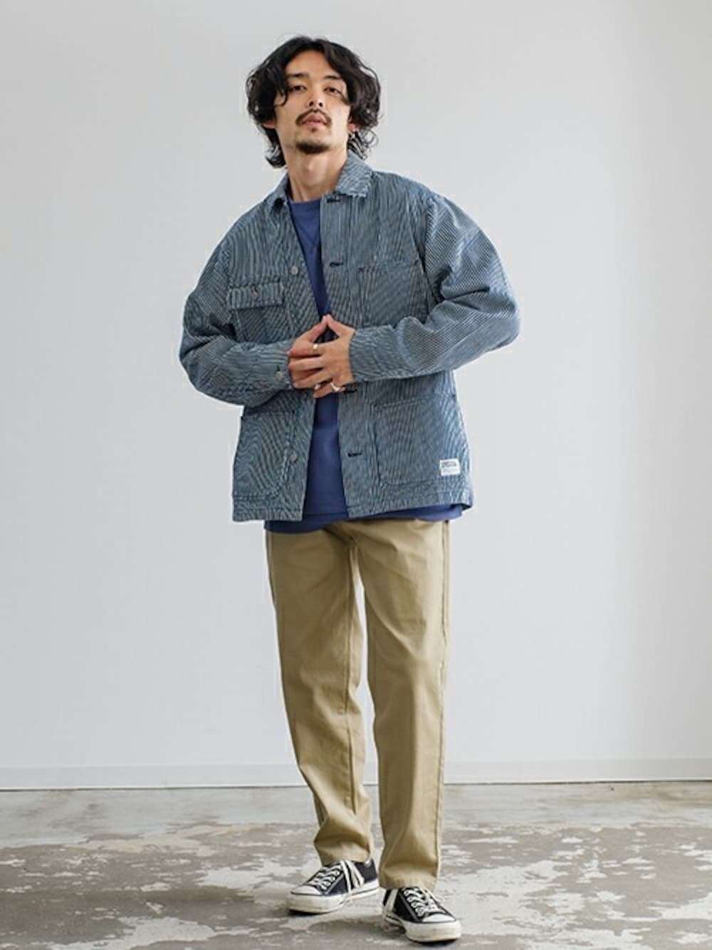 「スウェット、コンバース、チノパン、トレーナー、カバーオール、スニーカーコーデ、ヒッコリー、シェフパンツ、improves、SIDEWAY STANCE」｜「SIDEWAY STANCEの【SIDEWAY STANCE】デニム カバーオール ジャケット（カバーオール、その他）」を使った、improves_officialさん（メンズ・175cm）の秋コーディネートの1枚目の写真