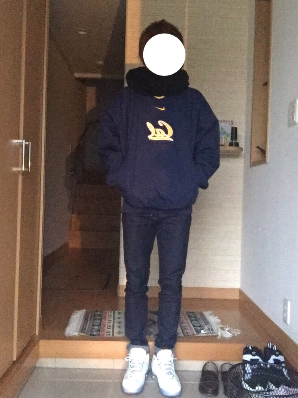 ブルー系のジャケット/アウター、ブルー系のデニムパンツ、ホワイト系のスニーカーを着用したメンズの冬コーディネートの1枚目の写真