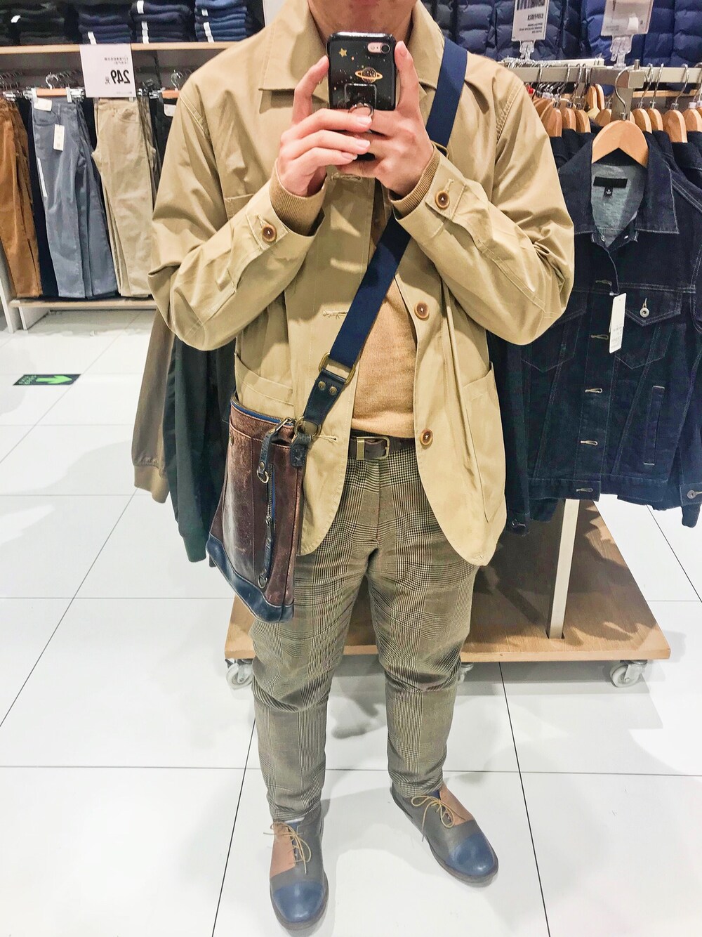 「ZARAのアイテム（スラックス、ベージュ系）」を使った、adonis贝贝さん（メンズ・168cm）の秋コーディネートの1枚目の写真