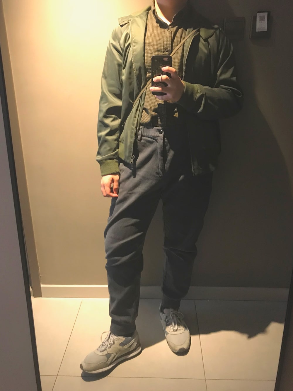 「森马のアイテム（チノパンツ、グレー系）」を使った、adonis贝贝さん（メンズ・168cm）の秋コーディネートの1枚目の写真