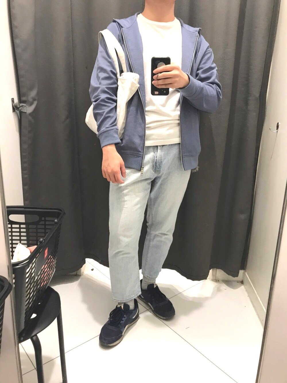 「美特斯邦威のアイテム（デニムパンツ、ブルー系）」を使った、adonis贝贝さん（メンズ・168cm）の春コーディネートの1枚目の写真