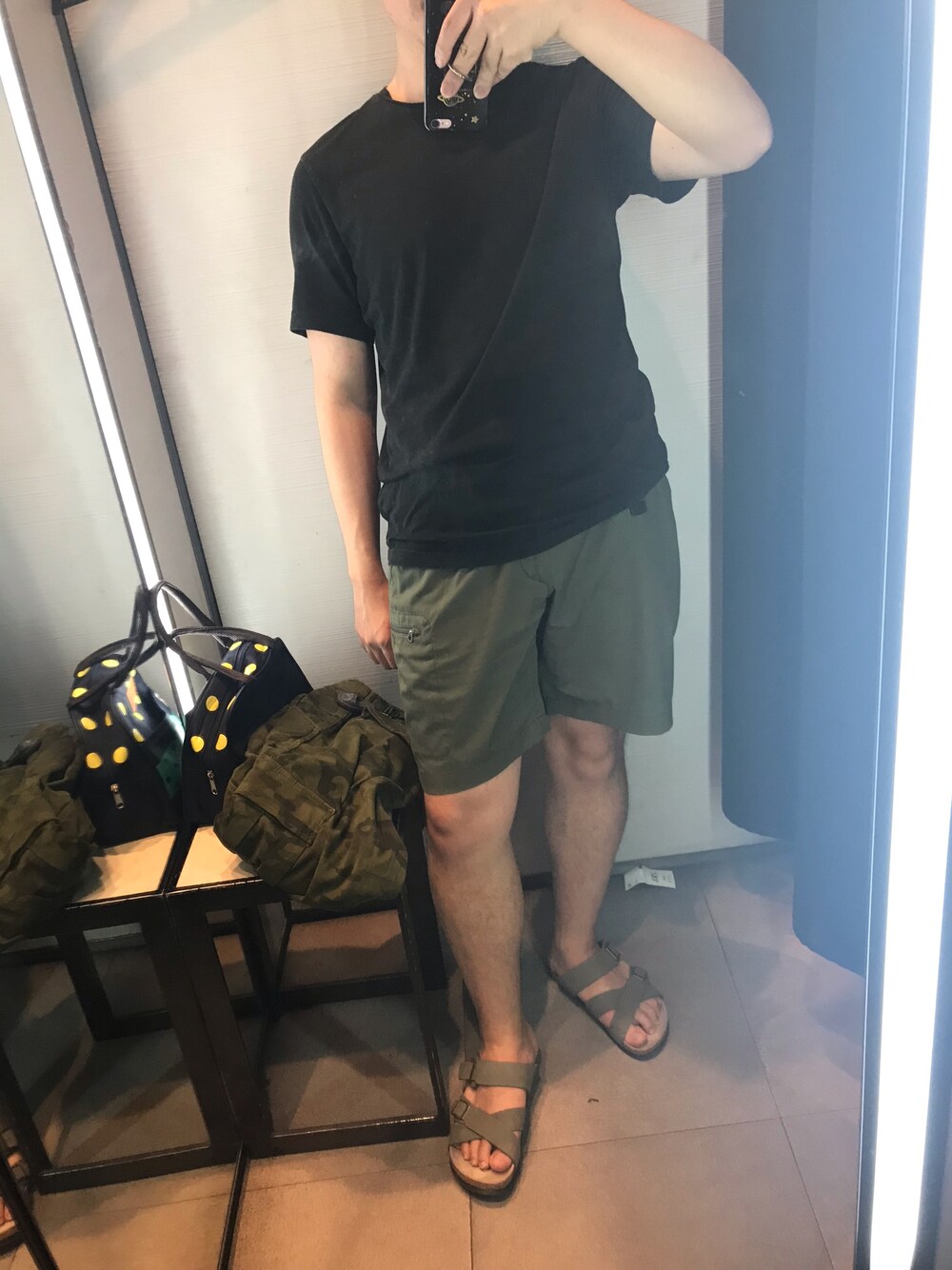 「夏、休闲、基础款」｜「URBAN RESEARCHのアイテム（Tシャツ/カットソー、ブラック系）」を使った、adonis贝贝さん（メンズ・168cm）の夏コーディネートの1枚目の写真
