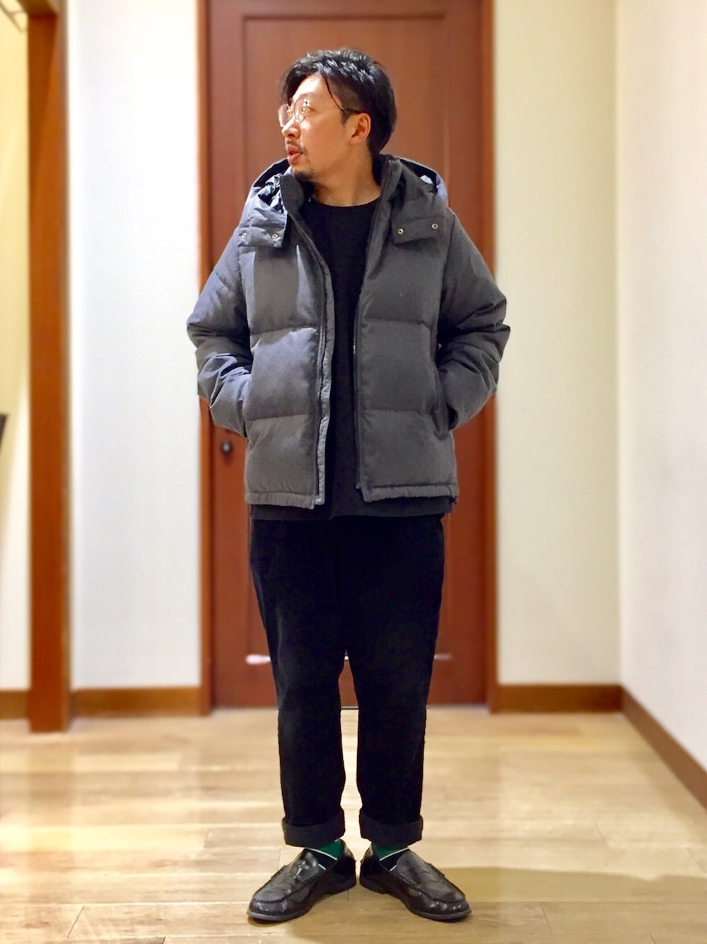 グレー系のダウンジャケット/コート、ブラック系のその他パンツ、ブラック系のローファーを着用したメンズの秋コーディネートの1枚目の写真