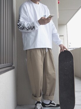 「袖プリント」｜「アイテム（チノパンツ）」を使った、kyoさん（メンズ・176cm）の秋コーディネート