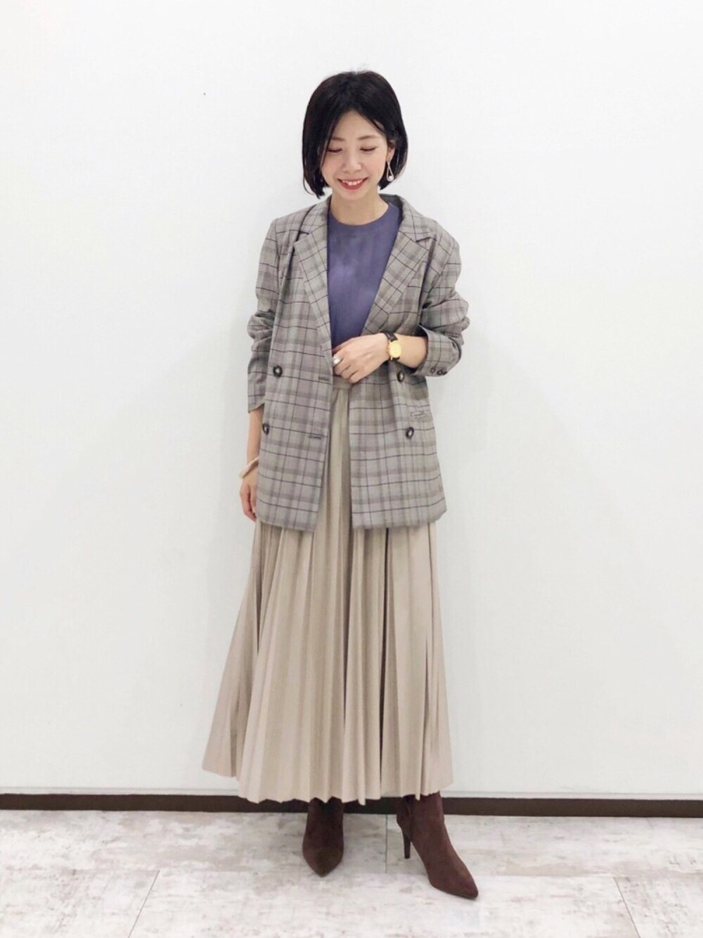 「ジャケット、チェック、レザースカート、パープル、アンサンブル、貴島明日香、アンデミュウ、大人カジュアル、秋服準備はじめました、秋服」｜「AndemiuのMIYABIダブルテーラードジャケット913685（テーラードジャケット、パープル系）」を使った、manami00716さん（レディース・155cm）の秋コーディネートの1枚目の写真