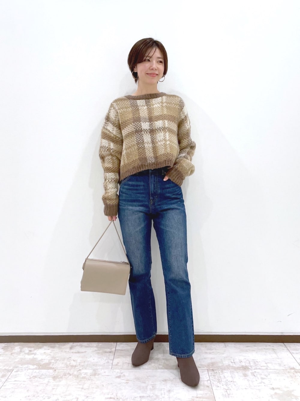 「私の推しブランド、andemiu、シンプルコーデ、大人カジュアル、ママコーデ、デニム、低身長、低身長コーデ、チェック、ニット」｜「Andemiuのチェックジャガードニット929654（ニット/セーター、ブラウン系）」を使った、manami00716さん（レディース・155cm）の冬コーディネートの1枚目の写真