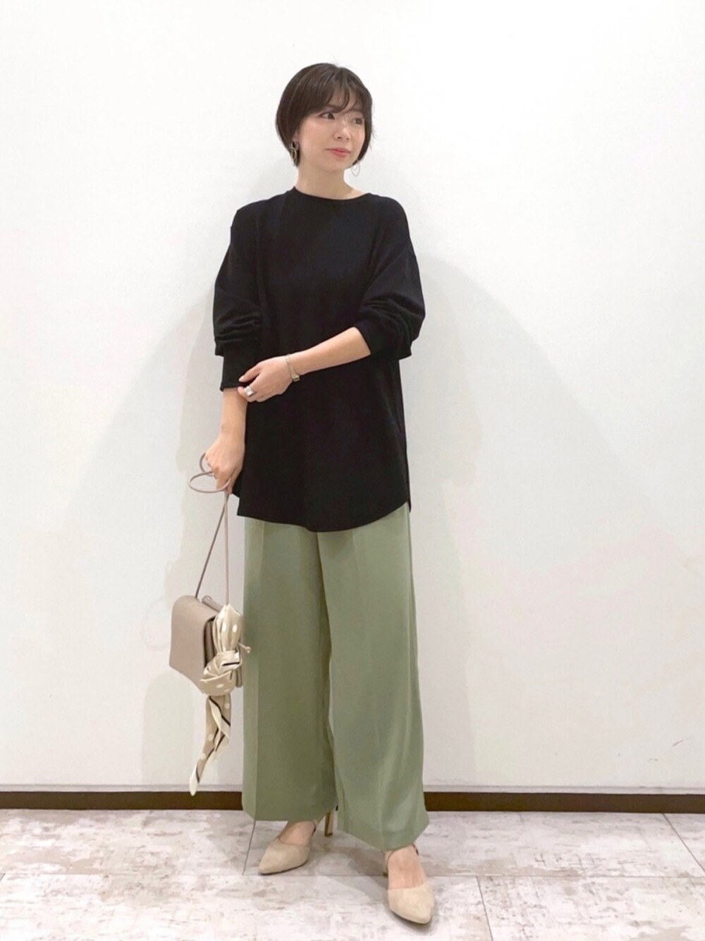 「サテン、サテンパンツ、大人カジュアル、休日スタイル、大人コーデ、低身長、キレイめ、andemiu、チョコ色に染まれ、ブラック」｜「Andemiuのクリアサークルピアス935877（ピアス（両耳用）、ゴールド系）」を使った、manami00716さん（レディース・155cm）の冬コーディネートの1枚目の写真
