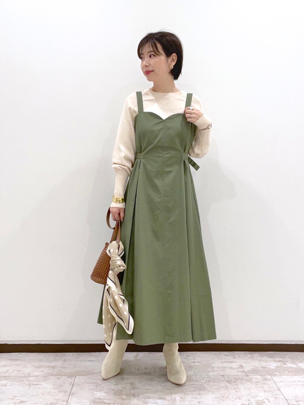 「キレイめカジュアル、ジャンスカ、大人ガーリー、春コーデ、andemiu、低身長、低身長コーデ、ワンピース、カーキ、スカーフ」｜「Andemiuのラグランスリーブニット931023（ニット/セーター、グリーン系）」を使った、manami00716さん（レディース・155cm）の冬コーディネートの1枚目の写真