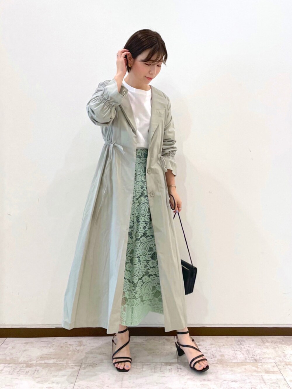 「大人カジュアル、オトナ女子、andemiu、春アウター、低身長、春カラー、ミントグリーン、トレンチコート、2021春新作、レーススカート」｜「Andemiuのドロストフレアコート929598（ノーカラーコート、ホワイト系）」を使った、manami00716さん（レディース・155cm）の冬コーディネートの1枚目の写真