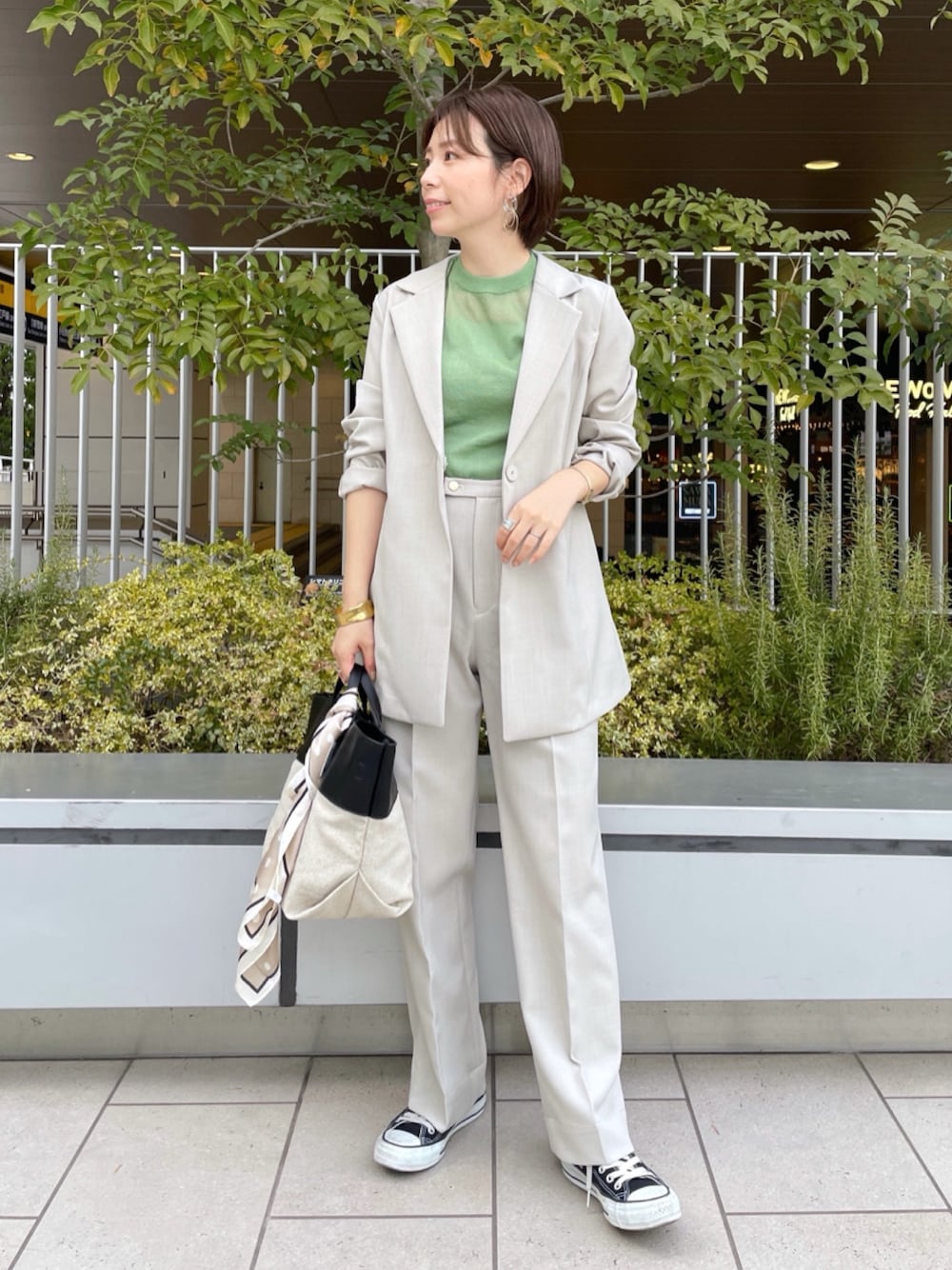 「セットアップ、ジャケット、シアートップス、スカーフ、コンバース、スニーカー、andemiu、低身長、休日スタイル、春コーデ」｜「Andemiuのアサチョウテーラードジャケット929576（テーラードジャケット、グレー系）」を使った、manami00716さん（レディース・155cm）の春コーディネートの1枚目の写真