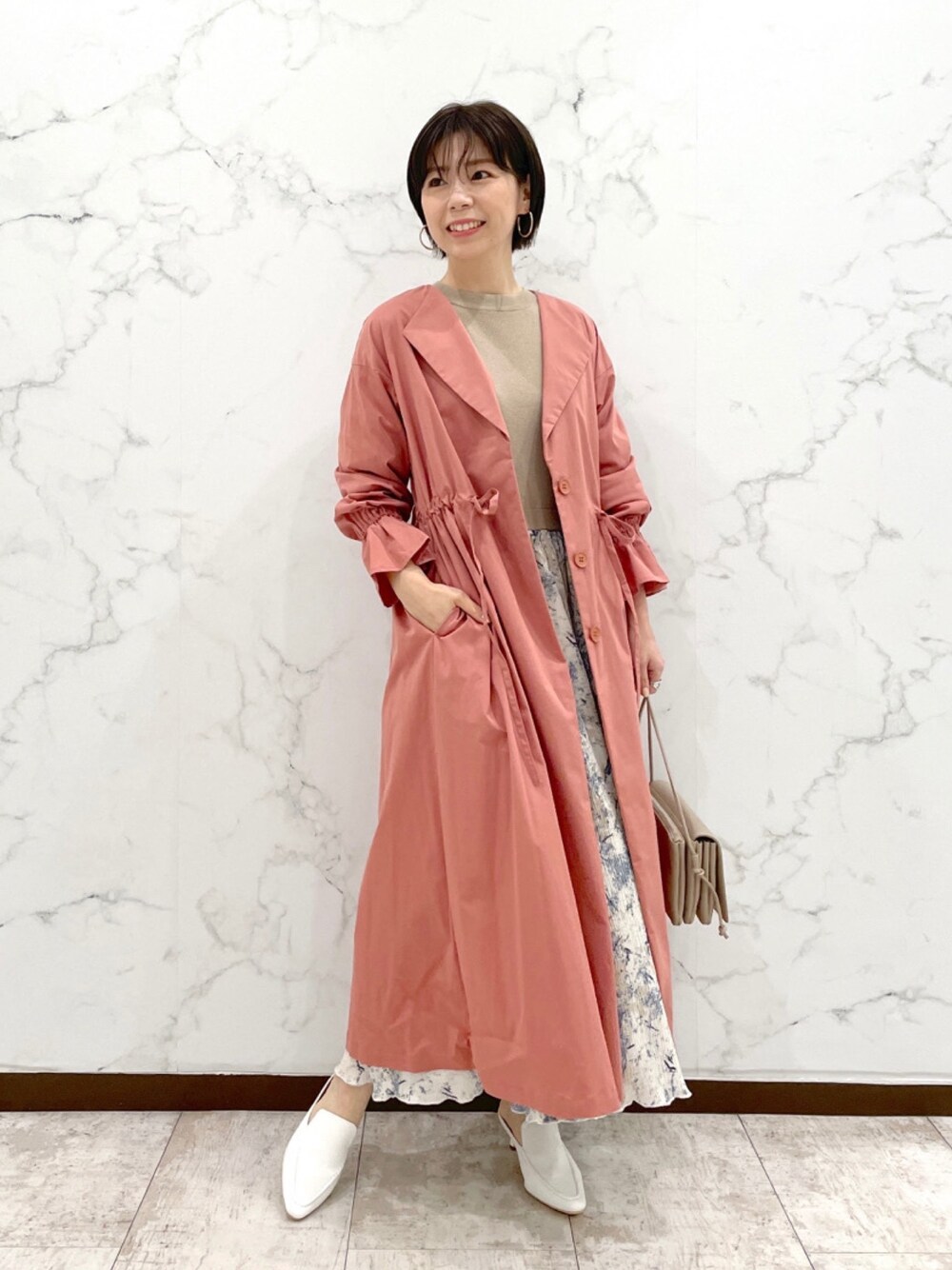 「カジュアルコーデ、andemiu、大人カジュアル、低身長、春アウター、春コーデ、オトナ女子、ワンピース、ママコーデ、トレンチコート」｜「Andemiuのドロストフレアコート929598（ノーカラーコート、ピンク系）」を使った、manami00716さん（レディース・155cm）の春コーディネートの1枚目の写真