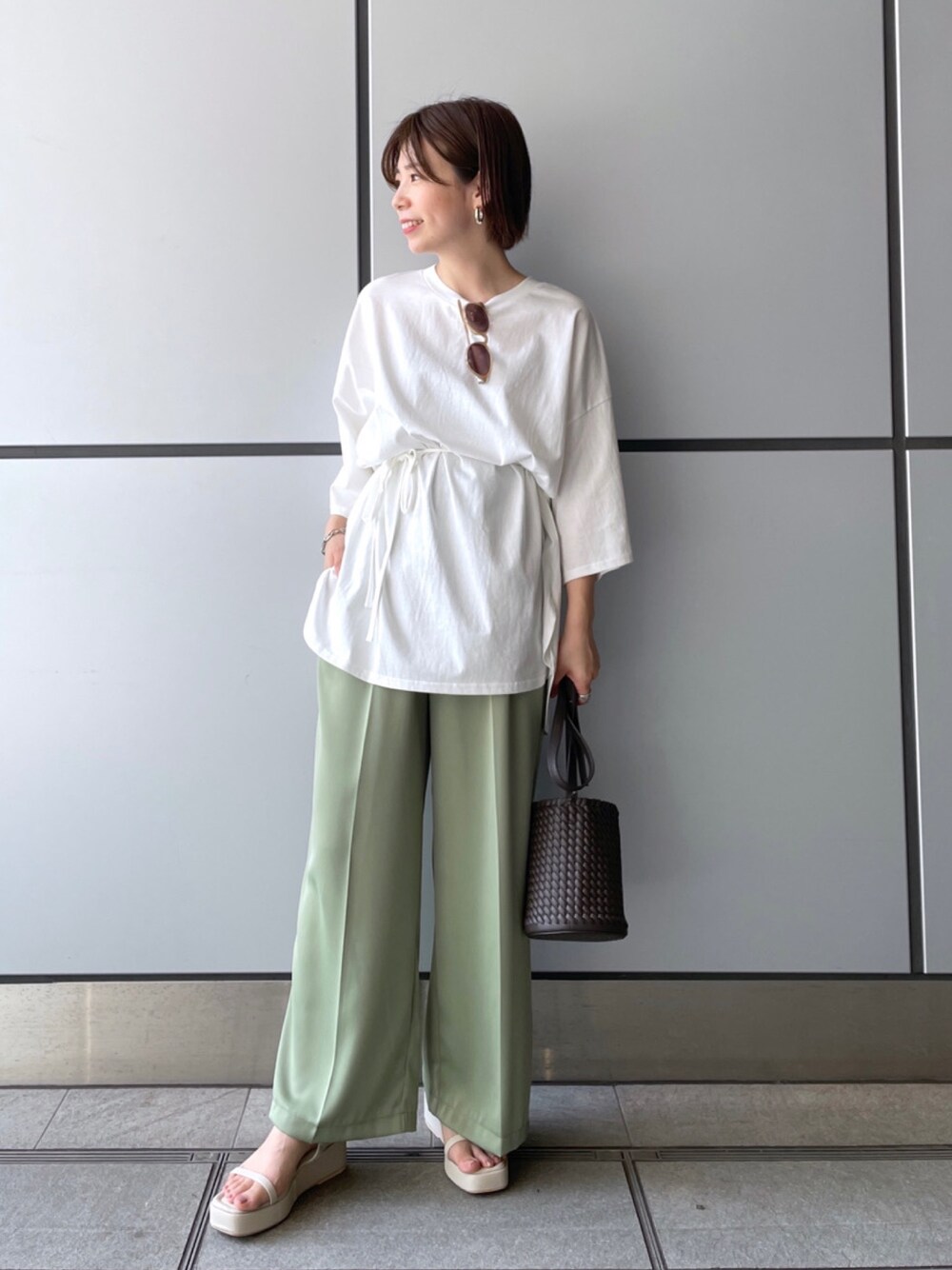 ホワイト系のTシャツ/カットソー、グリーン系のその他パンツ、ブラウン系のショルダーバッグを着用したレディースの春コーディネートの1枚目の写真